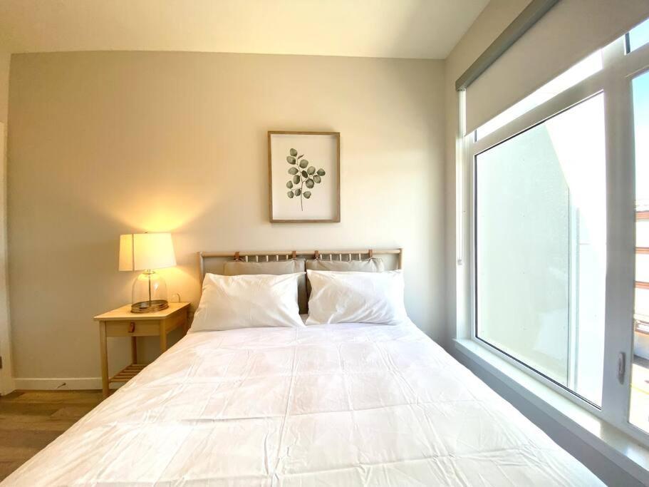 Lovely Brand New Condo Sidney Exterior foto
