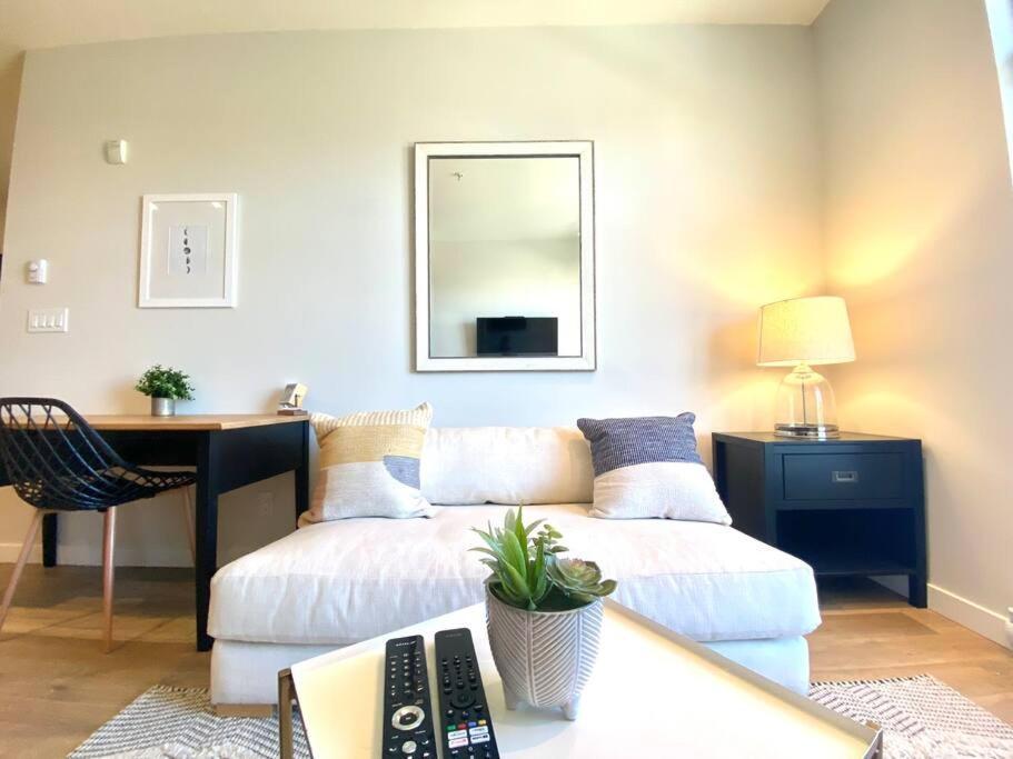 Lovely Brand New Condo Sidney Exterior foto
